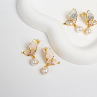 Boucles d'oreilles clous délicates en laiton plaqué or 18 carats avec motif papillon cubique, bijoux tendance pour femmes