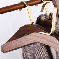 Vente en gros Cintres en bois haut de gamme pour vêtements Costume de magasin de vêtements