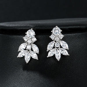 Boucles d'oreilles clous fleur dorée avec cristaux de strass taille marquise, plaqué or 18 carats, pour mariage, bijoux de mode pour femme - Product Image 5