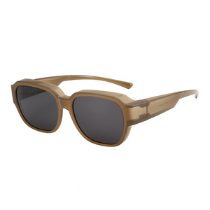 Gafas de sol polarizadas de moda para usar sobre gafas graduadas, con lentes de policarbonato antivaho y protección UV400 para conducir y proteger los ojos. - Product Image 4