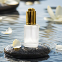 Vente en gros de flacons de sérum en verre givré rond haut de gamme de 30 ml avec bouchon compte-gouttes en or