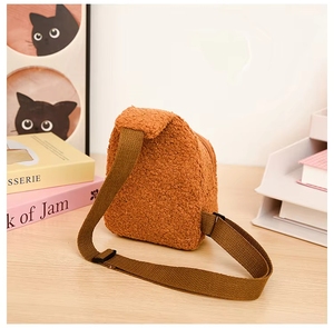 <span class=keywords><strong>Sac</strong></span> à bandoulière mini pour enfants, motif dessin animé, en polaire sherpa, mignon et tendance, <span class=keywords><strong>sac</strong></span> de poitrine isolé et portable en peluche pour l'école, vente en gros - Product Image 4