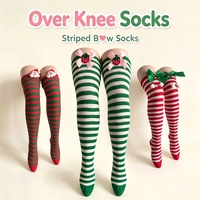 Calcetines navideños a rayas por encima de la rodilla con lazos y pompones, diseño en rojo y verde para mujeres, ideales para fiestas temáticas de Santa Claus.