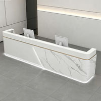 Poste de réception de bureau moderne avec surface de service spacieuse et base blanche épurée