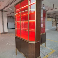 Vitrine à bijoux haut de gamme avec fond rouge, cadre doré en métal, acier inoxydable, armoire en verre haute avec rangement et étagères multicouches