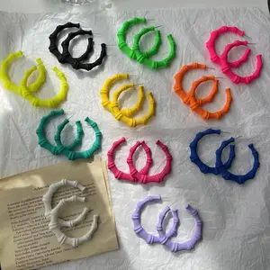 Mode Wanita Anting-Anting Akrilik Resin Perhiasan Warna-warni Warna Neon Cat Semprot Geometris Bulat Bambu Anting-Anting Hoop