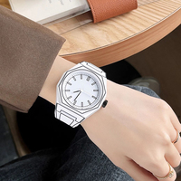 Montre-bracelet à quartz octogonale en silicone au design unique pour homme avec logo personnalisé Montre étanche sport polycarbonate pour homme à la mode