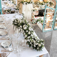 Table longue en soie avec arrangement floral artificiel moderne fait main pour la décoration d'hôtels, mariages, banquets et festivals - Vente en gros