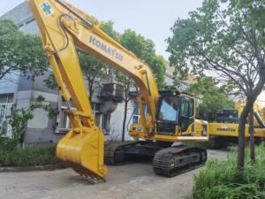 รถขุดตีนตะขาบ Komatsu PC220-8 มือสอง ราคาคุ้มค่า น้ำหนัก 22 ตัน เครื่องจักรญี่ปุ่นแท้ สภาพดี เหมาะสำหรับงานก่อสร้าง - Product Image 4