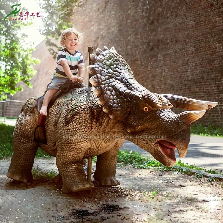 مدينة ملاهي ديناصورات متحركة. ديناصور مخصص للركوب على الديناصورات للأطفال.