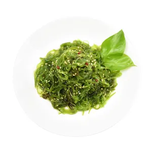 Fruits de mer frais aromatisés aux algues séchées du japon avec salade