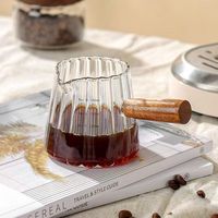 Mini-pichet à lait en verre borosilicate avec poignée en bois, marquages de mesure, design moderne et minimaliste