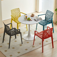 Meilleur prix Chaises de salle à manger en plastique PP respirant Empilables Solides Portables Trous pour la maison Bureau Gymnase Utilisation Fournisseur pour restaurant