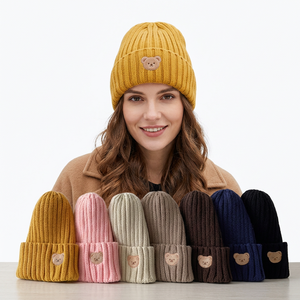 Bonnet en tricot mignon avec applique ours, unisexe, pour l'hiver, couleur unie, tricoté à la main, en acrylique, chaud, pour adultes, usage décontracté - Product Image 1