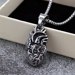 Collar Punk con Colgante de Corazón 3D de Acero Inoxidable yunnique para Hombre, Ideal para Combinar con Ropa - Product Image 1