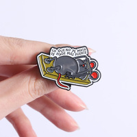 Broche de souris en émail doux avec des phrases courtes et mignonnes de dessin animé, « Ce qui ne vous tue pas vous rend plus fort », badge de fitness pour souris, épingle à revers