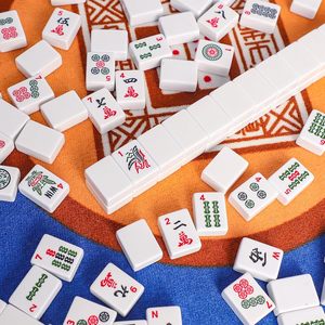 Juego de Mahjong Americano Blanco Completo de 166 Piezas, Tamaño Portátil para Viajes, Juego de Mesa Clásico, Estratégico y Divertido para Adultos - Product Image 6