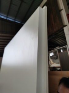 Puerta Batiente <span class=keywords><strong>de</strong></span> Madera Maciza con Acabado <span class=keywords><strong>de</strong></span> Superficie Lisa, Aislamiento Acústico y Aislamiento Térmico en Forma <span class=keywords><strong>de</strong></span> T Moderna para Uso en Casas, Hoteles y Villas - Product Image 4