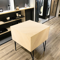 Plinthe en tissu de haute qualité en Chine, table carrée d'affichage de vêtements, support de sol de style bois moderne, luminaire de magasin de bonne qualité