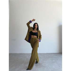 Conjunto de Chaqueta y Pantalones Otomanos a Rayas Verdes para Mujer - Product Image 3