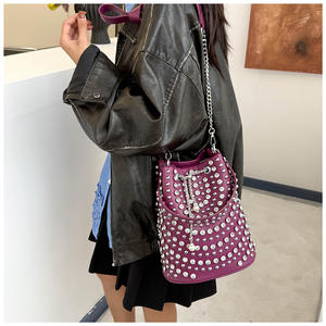 Sac seau tendance avec rivets, sac fourre-tout inspiré du punk, sac à bandoulière de haute qualité pour femmes - Product Image 1