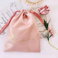 Pochette en soie de luxe pour perruque, sac à cordon en satin noir doux avec logo de marque imprimé pour emballage de extensions capillaires et vêtements