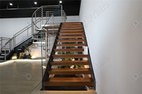 Escalier droit avec bandes de roulement en bambou écologiques, finitions à base d'eau et garde-corps en bois durable pour maisons écologiques