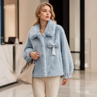 Manteau court en fausse fourrure de lapin pour femme, bleu ciel clair, à revers large gaufré, avec nœud perlé, manches lanternes, coupe ample, vêtement d'extérieur d'hiver