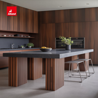Meuble de cuisine Alland haut de gamme en bois de noyer naturel avec marbre noir de luxe pour rénovation de maison sur mesure