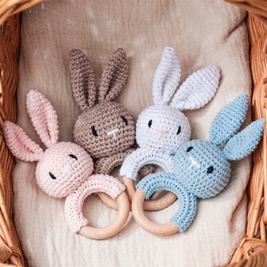 <span class=keywords><strong>Hochet</strong></span> Anneau <span class=keywords><strong>Lapin</strong></span> au Crochet Amigurumi, Anneau de Dentition en <span class=keywords><strong>Bois</strong></span>, Manchon Couleur Assortie, Visage Brodé Fait Main, 4 Couleurs, Jouets Doux pour Bébé - Product Image 5