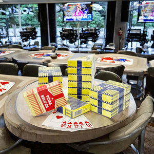 Jeu de cartes de poker en plastique PVC personnalisé avec logo noir imperméable, impression de logo personnalisé pour un usage familial, livré en boîte en vrac - Product Image 3