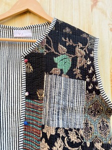 เสื้อกั๊กผ้าฝ้ายลายควิลท์สไตล์วินเทจแจ็กเก็ตเสื้อกั๊กผ้าควิลท์คอวีลายดอกไม้เสื้อแจ็คเก็ตแขนกุดสำหรับผู้หญิงของขวัญวันหยุด - Product Image 3