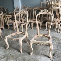 Chaises de salle à manger en bois massif de style français. Design à la mode. Chaises de salle à manger de grande taille adaptées aux villas et hôtels de luxe