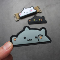 Badge créatif en PVC souple avec motif chat mignon, chat qui tape dans les mains, chat à l'expression amusante (avec fixation)