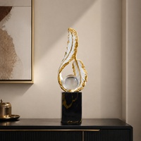 Sculpture moderne en résine noire et blanche en forme de plume avec boule de cristal et base à motif marbré, décoration de table pour étagère de salon