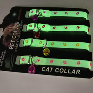 Colliers rougeoyants pour animaux de compagnie de chat de motif de coeur avec des cloches brillent <span class=keywords><strong>la</strong></span> <span class=keywords><strong>nuit</strong></span> chiens chats collier Pet Glow in Dark Collar - Product Image 3