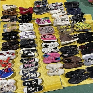 Lotti di liquidazione scarpe usate Casual <span class=keywords><strong>da</strong></span> <span class=keywords><strong>uomo</strong></span> <span class=keywords><strong>ciabatte</strong></span> <span class=keywords><strong>da</strong></span> donna dell'usato Unisex inverno autunno cina <span class=keywords><strong>lotto</strong></span> all'ingrosso di seconda mano - Product Image 2