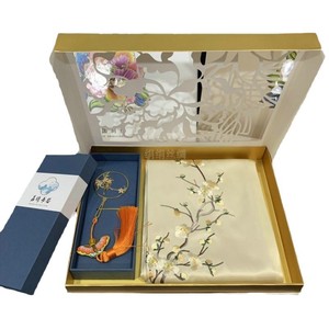 Juego de Bufandas de Seda Bordadas de Suzhou con Marcapáginas de Latón y Caja de Regalo, Temporada de Primavera, Origen China - Product Image 5