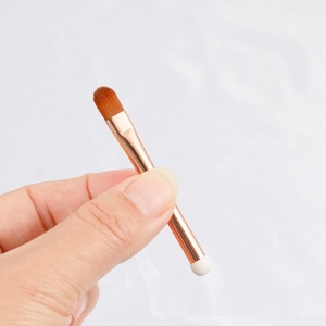 Mini brosse portative <span class=keywords><strong>de</strong></span> maquillage <span class=keywords><strong>de</strong></span> fard à paupières et <span class=keywords><strong>de</strong></span> revêtement <span class=keywords><strong>de</strong></span> lèvre d'éponge double face avec la fibre artificielle d'utilisation <span class=keywords><strong>de</strong></span> correcteur 7.5cm - Product Image 6