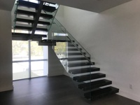 Escalier en tube carré métallique moderne et durable, personnalisé, avec surface antidérapante, garde-corps en verre pour une utilisation en intérieur, hôtel, appartement