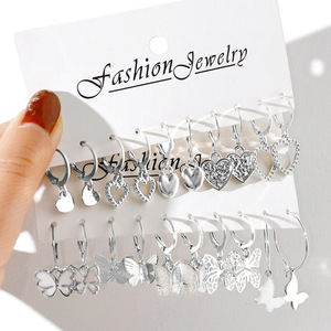 Nouvelles Boucles d'oreilles en alliage de diamant pour femmes, style transfrontalier Europe-États-Unis, créatives, rétro, simples, creuses, motif cœur et papillon doré - Product Image 6