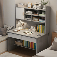 Bureau d'étude moderne et simple avec grand espace de rangement, étagère géante et surface en bois pour étudiants