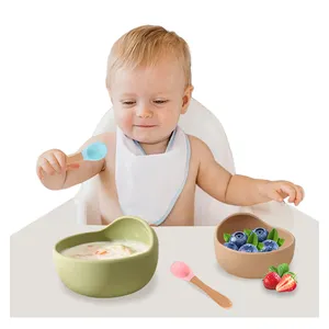 סיליקון ללא BPA 2 יחידות ערכות האכלה לתינוק צבעוניות עם ידית עץ כפית כלי שולחן עמיד למים לפעוטות
