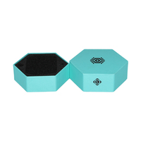 Boîte hexagonale d'emballage de bijoux en carton écologique avec insert en mousse bleue mate pour bracelets, colliers, bagues et boucles d'oreilles