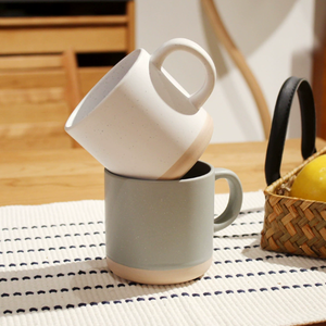 Tazas de Cerámica de Dos Colores con Diseño de Pareja de Dibujos Animados, Alta Estética, Aptas para Lavavajillas y Microondas, Diseño Personalizable para Negocios, Venta al Por Mayor - Product Image 2