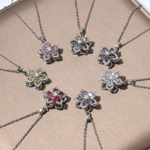 Colar Rotativo de Flor Dourada Personalizado, Joias de Diamante Colorido de Moda, Atacado de Luxo em Aço Inoxidável com Charms de Strass - Product Image 2