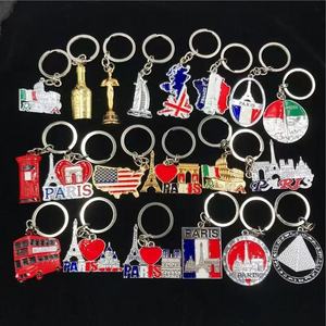 Portachiavi in Metallo Smaltato con Bandiera Union Jack, Monumenti di Londra: Big Ben, Tower Bridge, London Eye, Autobus Rosso, Souvenir Britannico - Product Image 1