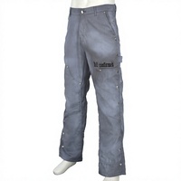 Pantalon cargo gris pour homme, style workwear mi-lourd, avec broderie « Kill Confirmed » sur la poche de jambe droite, fermeture boutonnée, coupe droite