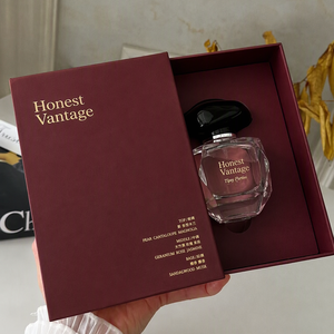 Caja de Perfume de Cartón Rígido de Lujo Personalizada, Color Rosa, con Tapa con Bisagras, Logotipo en Lámina Dorada e Inserto de Esponja - Product Image 4