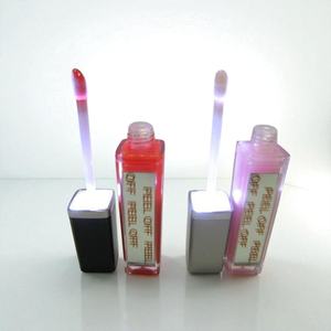 Brillo de labios plástico con función de luz LED y espejo para uso cosmético - Product Image 2